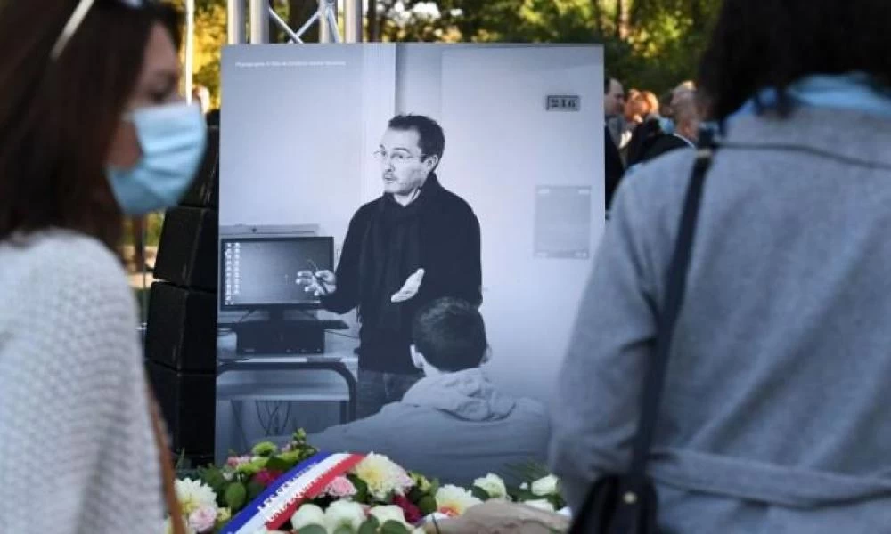 Σφαγείο εν αναμονή η Γαλλία! Ένα χρόνο μετά τον αποκεφαλισμό του δασκάλου τα σχολεία γέμισαν μαχαίρια και απειλές